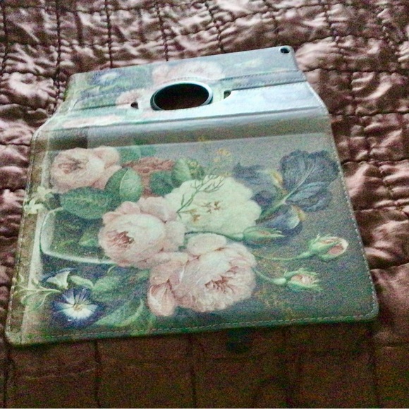 I ipad cover and a iPhone Stand. - Picture 10 of 10